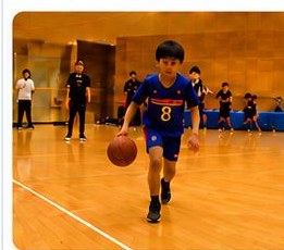 1月のフェスタでバスケットボールをする子ども